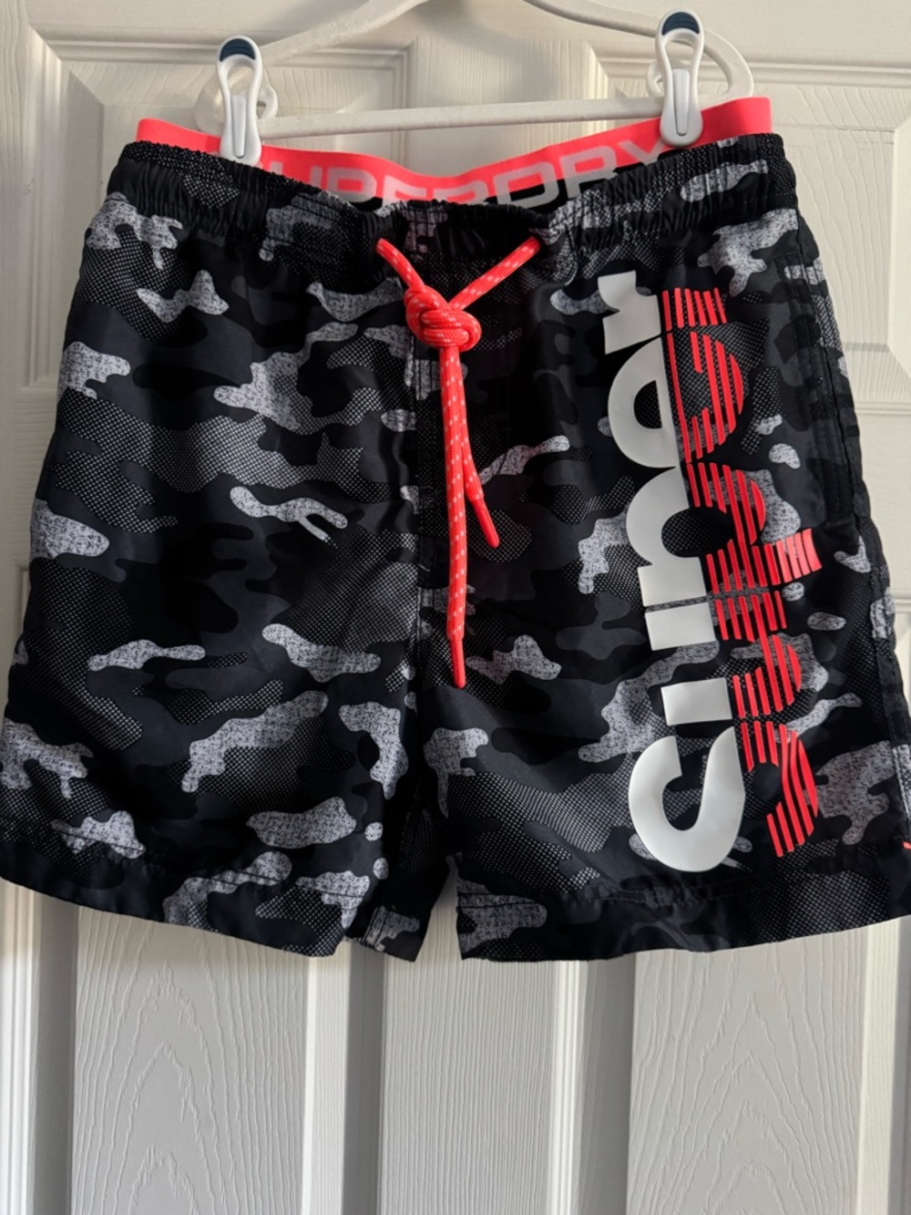Superdry Men’s Camo Swim Trunks Shorts Black Gray Neon Coral Logo Size S
